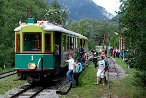 Fahrgäste besteigen den Zug in Reichenau (© ÖGLB/Albin Michlmayr)