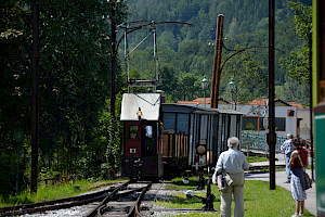 Fotogüterzug mit E-Lok E1 bei der Einfahrt in den Bahnhof Reichenau (© ÖGLB/Albin Michlmayr)
