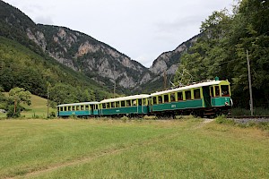 Ein 3-Wagen-Zug fährt durch die Thalhofschleife. (© ÖGLB/Albert Malli)