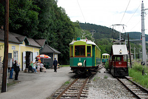 Triebwagen 1 und E-Lok E1 im Bahnhof Payerbach-Lokalbahn (Fotocredits: © ÖGLB/Albin Michlmayr)