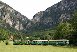 3-Wagenzug fährt durch die Thalhofschleife Richtung Reichenau, im Hintergrund die Eng (Fotocredits: © ÖGLB/Albin Michlmayr)
