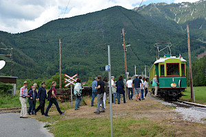 Fahrgäste besteigen nach der Hallenführung in Hirschwang wieder den Zug zur Rückfahrt nach Payerbach (Fotocredits: © ÖGLB/Albin Michlmayr)