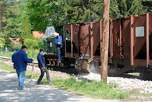 Ausbringen von Schotter bei einem neu verlegten Gleis (Fotocredits: © ÖGLB/Albin Michlmayr)
