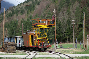 Turmwageneinsatz: Der Mast musste getauscht werden; hier wird die Fahrleitung wieder am Mast fixiert (Fotocredits: © ÖGLB/Albin Michlmayr)