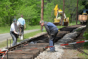 Gleisbau: Vor dem fixieren der ersten Schiene auf den Schwellen müssen noch grobe Lagefehler korrigiert werden. (Fotocredits: © ÖGLB/Albin Michlmayr)