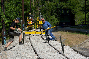 Gleisbau: Das neu gebaute und frisch eingeschotterte Gleis wird vor dem Stopfen der Höhe nach exakt ausgerichtet. (Fotocredits: © ÖGLB/Albin Michlmayr)